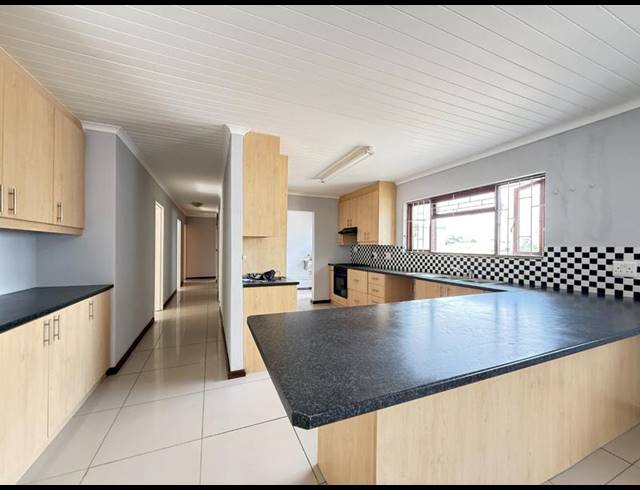 4 BEDROOM HOUSE FOR SALE IN BERGZICHT